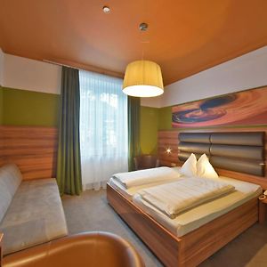 Zimmer mit Kingsize-Bett